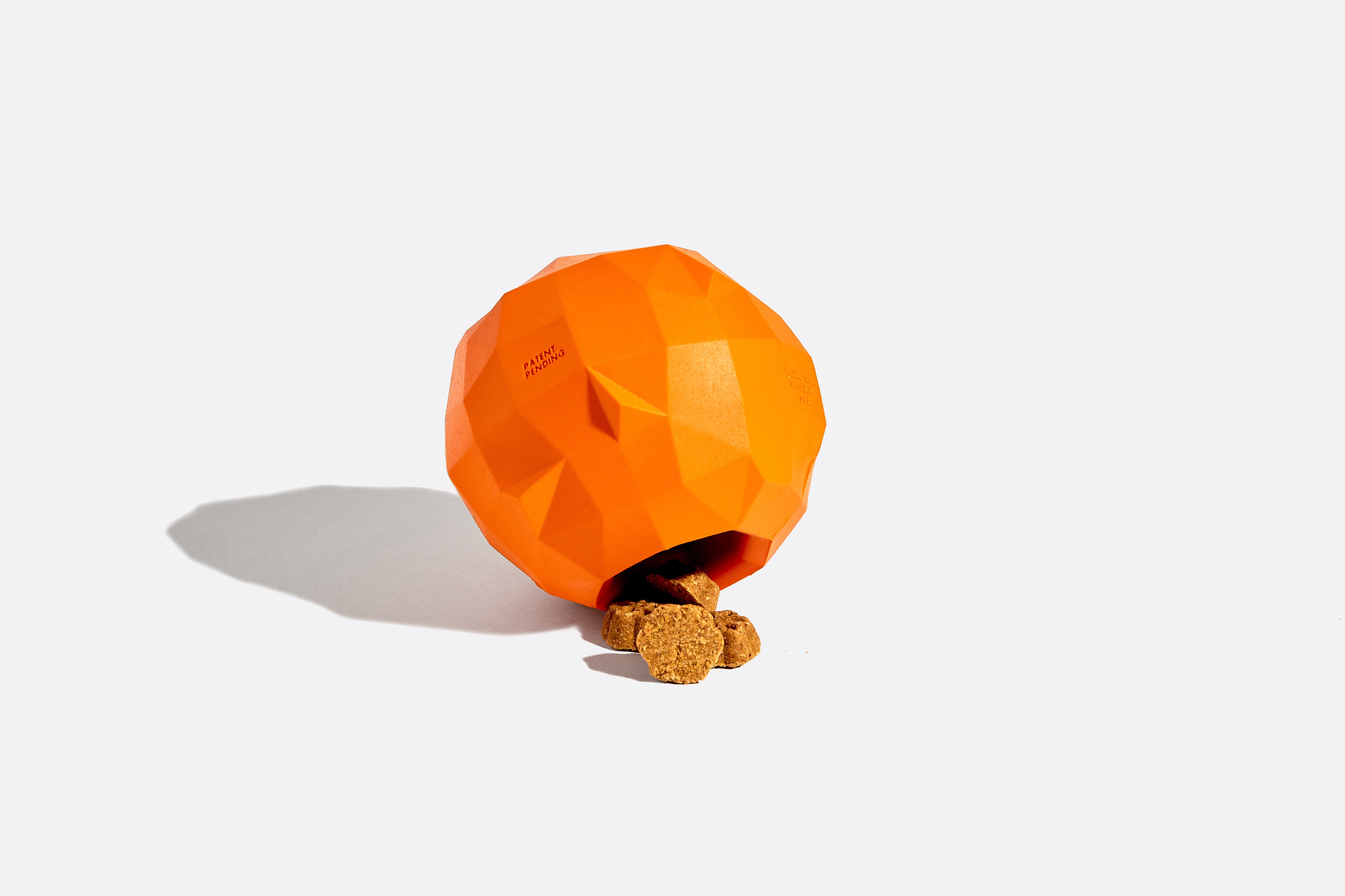 Nossa laranja é daquelas que os cachorros aproveitam até o bagaço! Colhidas somente em noites de lua cheia de anos bissextos (e só se estiver chovendo), caso você se depare com uma, não perca a chance de tê-la! Um brinquedo interativo para cachorro cheinho de vitamina “Zee”.